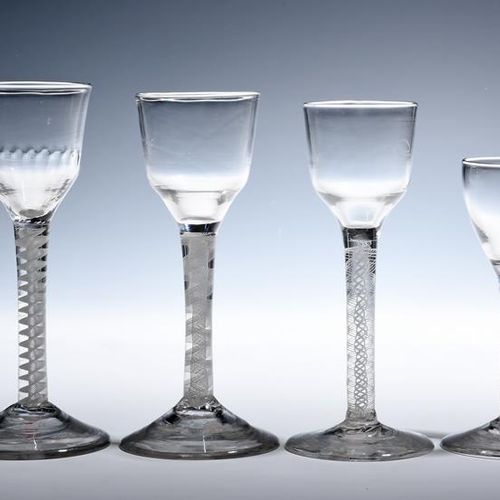 Null 四个小酒杯，约1750-60年，有楔形的碗，一个模子里有垂直的凹槽，都在不同的双系列不透明的扭曲茎和锥形脚上，最大15厘米。(4)