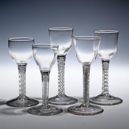 Null 五个小酒杯，约1760年，有圆形漏斗形，椭圆形和杯状的碗，在不同的不透明的扭曲茎上凸起，最大15厘米。(5)