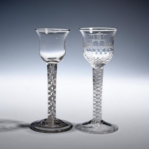 Null 两只酒杯，约1760年，一只有一个模制的钟形碗，刻有中国风的宝塔装饰，放在一个不透明的扭曲柄上，另一只有一个普通的碗，放在一个混合扭曲柄上，上面有一个&hellip;