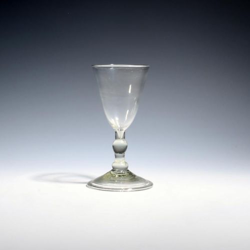 Null 约1730年，淡绿色的酒杯，圆漏斗状的杯身，在有中央和底层节的栏杆上，在圆顶和折叠的底上，14.2厘米。