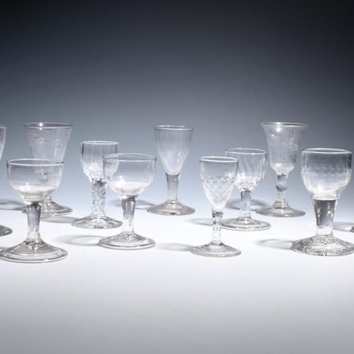 Null 十一件18世纪末和19世纪的小酒杯或利口酒杯，其中三件是杯状碗和普通柄的折脚，一件是带刀节的柄上的椭圆形碗，三件不同程度的刻有花，一件有模制的笛子，两&hellip;