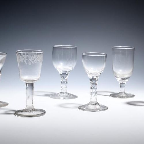 Null 两只欺骗性的玻璃杯，约1820年，有漏斗状的碗，凸起在有节的杯柄上，另外四只酒杯有圆形的漏斗和水桶状的碗，在普通和切面的杯柄上，最大12.7厘米。(6&hellip;