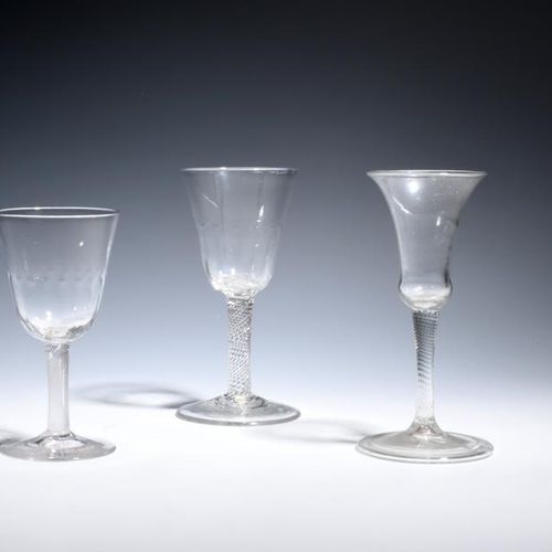 Null 两只大酒杯，约1760年，宽大的圆形漏斗碗上有轻度的模子和凹槽，凸起于刻花的扭柄上，还有一只荷兰酒杯，钟形碗上有刻花的扭柄和折脚，最大16.4厘米。(&hellip;