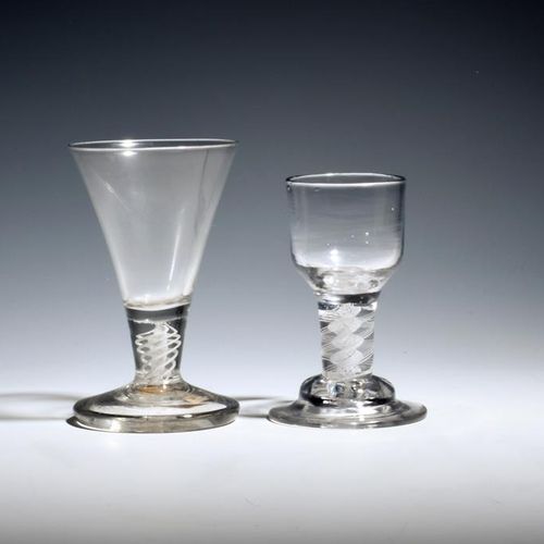 Null 两只烧制玻璃杯，约1765年，大的有一个拉伸的喇叭形碗，小的有一个楔形碗，都是在短的不透明的扭曲茎上，后者有一个圆顶的脚，最大12.2厘米。(2) 拔&hellip;