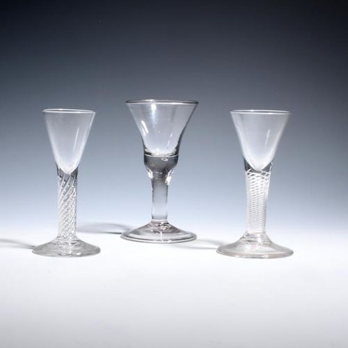 Null 三只小酒杯，约1760-70年，一只有钟形碗，上面有普通的茎和折叠的脚，两只有小的拉丝喇叭形碗，上面有粗大的空气扭曲的茎，最大12.8厘米。(3)