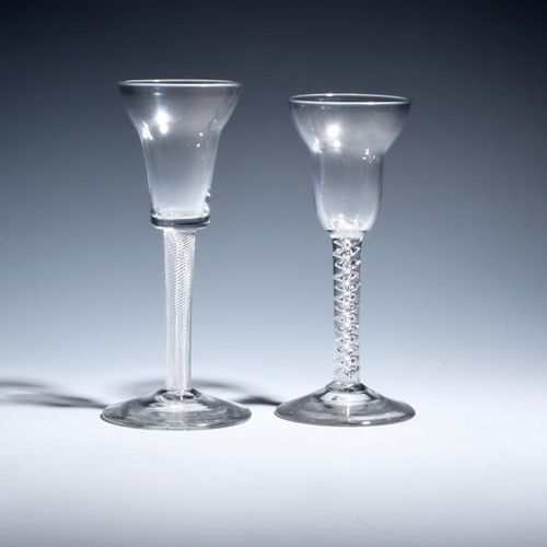 Null 两只酒杯，约1750-60年，一只有盘顶钟形碗，上面有水银捻柄，另一只有盘顶斗形碗，上面有密集的空气捻柄，最大16.8厘米。(2)