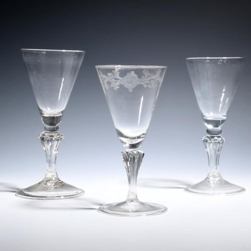 Null Tres copas de vidrio continental c.1750, las generosas copas redondas en fo&hellip;