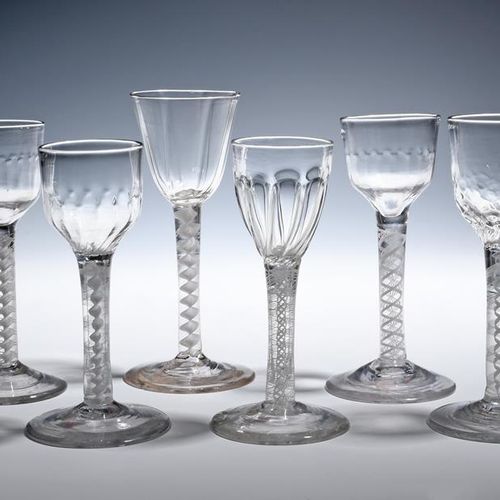 Null 约1750-60年的六只酒杯，两只模压有垂直的肋骨，三只有小楔形碗，模压有浅槽，最后一只有一圈蜂窝状的模压，都在不同的不透明的扭曲柄上，有一些圈足的缺&hellip;