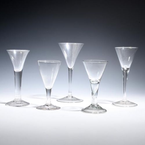 Null Cinq verres à vin vers 1750-60, avec des bols en forme de trompette, l'un é&hellip;