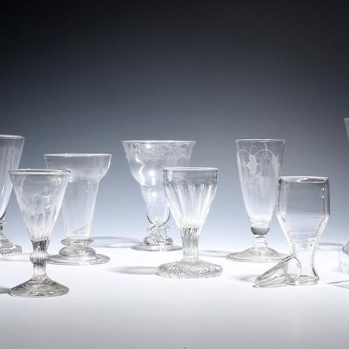 Null 九个果冻，矮小的啤酒杯或水杯，18世纪下半叶，两个有wrythen模子，一个有模子的肋骨，另一个刻有啤酒花和大麦，一个水杯有三层Ogee碗，上面有珠子&hellip;