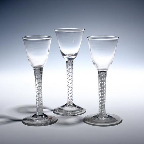 Null 三只小酒杯，约1750-60年，圆形漏斗状的杯身凸起在不同的双系列不透明的扭曲杯柄上，最大16厘米。(3)