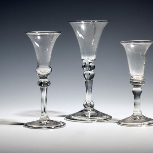 Null 两只小杜松子酒杯，约1730年，一只苏打水杯，钟形碗套在芭蕾舞茎上，折脚，一只较大的杜松子酒杯，钟形碗套在三叩齿芭蕾舞茎上，折脚，最大14.7厘米。(&hellip;