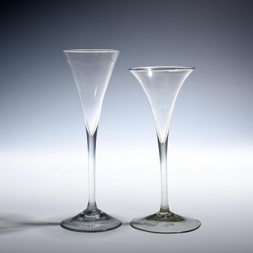 Null Deux verres à toast fin 17ème/18ème siècle, le premier d'une teinte vert pâ&hellip;