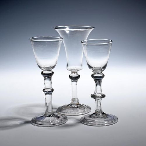 Null Tre bicchieri da vino balustroidi c.1740-50, due con coppe rotonde a imbuto&hellip;