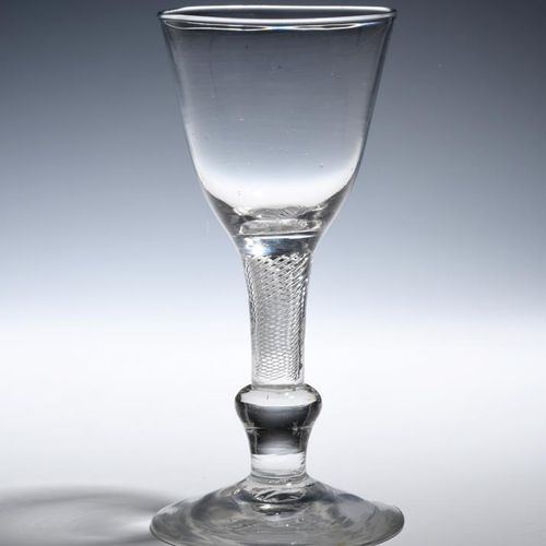 Null 约1750年的复合茎玻璃高脚杯，圆形的碗在密集的空气扭曲的茎上升起，在厚底上有一个倒吊杆的平坦部分，底稍微修饰，18.2厘米。