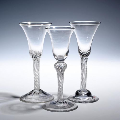 Null Trois verres à vin vers 1750-60, avec des bols en forme de cloche, reposant&hellip;