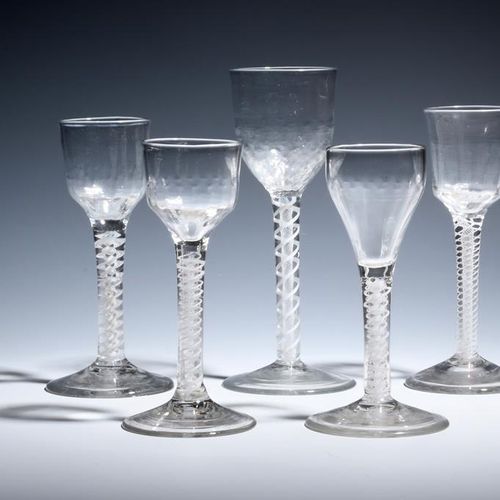 Null 五个酒杯，约1765年，有不同的圆角，圆漏斗和桶形碗，模压有凹槽和僵硬的效果，所有的酒杯都在不透明的扭曲茎上，一些缺陷，最大17.5厘米。(5)