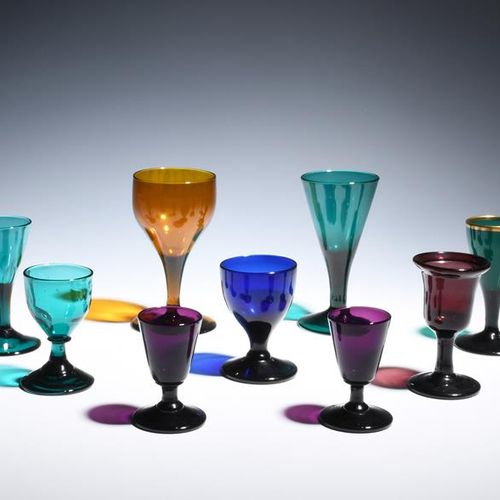 Null 九个彩色玻璃酒杯和酒杯，18世纪末/19世纪初，包括一个琥珀杯碗，四个绿色的喇叭杯和漏斗杯，一对小紫晶酒杯，一个钴蓝色的玻璃杯，和一个紫晶酒杯或玻璃杯&hellip;