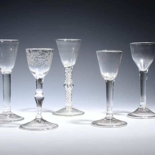 Null Cinq verres à vin c.1750-60, deux avec des bols ronds en entonnoir et un av&hellip;