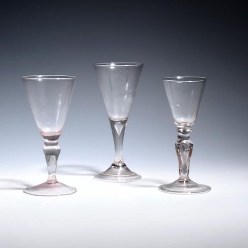 Null 三只法国façon de Venise葡萄酒杯，约1740年，精细的玻璃带有淡淡的淡紫色调，带有喇叭形或圆形的漏斗碗，两只在基座的茎上，一只在一个普通&hellip;