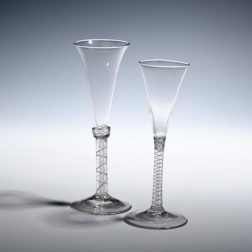 Null Deux verres à vin ou flûtes vers 1760, avec des bols en trompette élancés, &hellip;