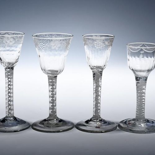 Null 四个酒杯，约1750-60年，其中三个带有模制的圆形漏斗碗，刻有葡萄藤或花带，最后一个是带有模制凹槽的楔形碗，边缘刻有花架板，都是在双系列不透明的扭曲&hellip;