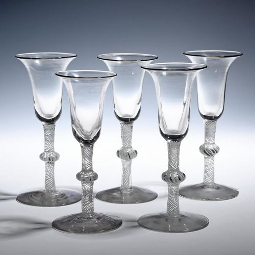 Null 五个大陆酒杯，约1760年，钟形碗凸起在有节的不透明的扭曲茎上，最大17厘米。(5)