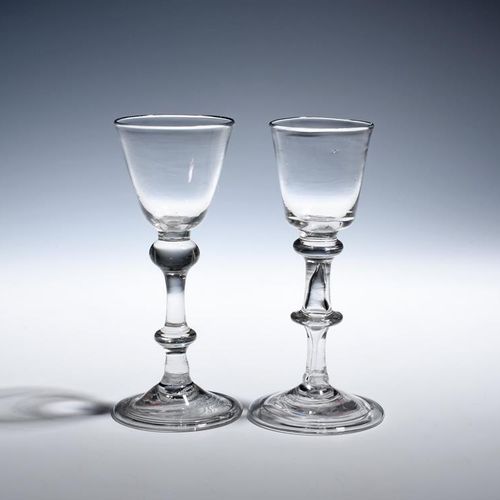 Null 约1740-50年的两只balustroid酒杯，一只有一个桶状碗，上面有一个空心balustroid茎，有肩部的节和中央的叶片节，另一只有一个圆形的&hellip;