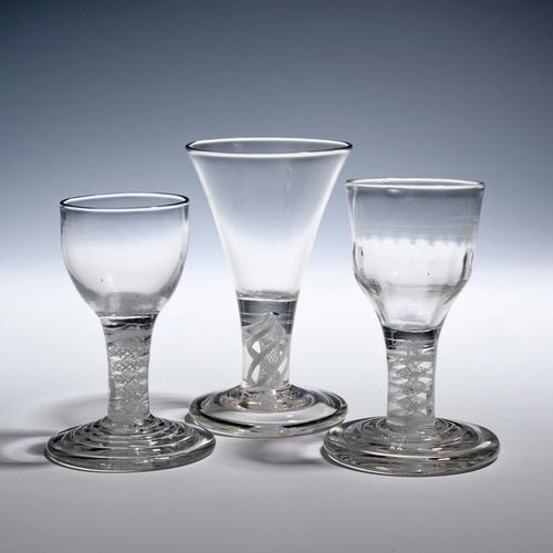 Null 三个烧杯，约1750-60年，一个有一个模制的Ogee碗，另一个有一个圆形的漏斗碗，都是在双系列不透明的扭曲茎上，在阶梯状的脚上，最后一个是在不透明的&hellip;