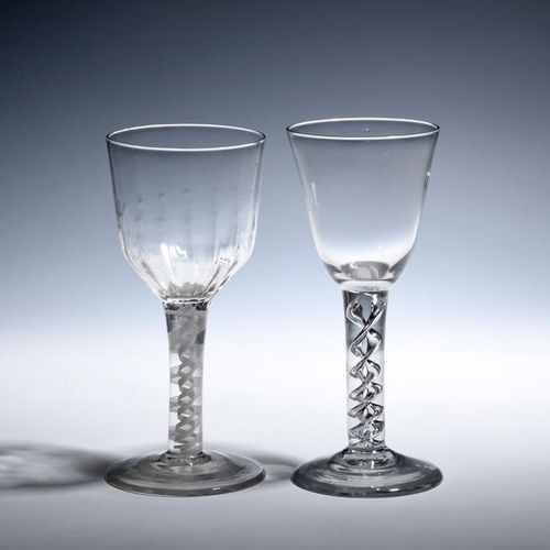 Null 两个大酒杯，约1750年，一个有一个圆形的漏斗碗，上面有一个厚厚的水银色的扭曲茎，另一个有一个楔形的碗，上面有一个不透明的双系列扭曲茎，20厘米。(2&hellip;
