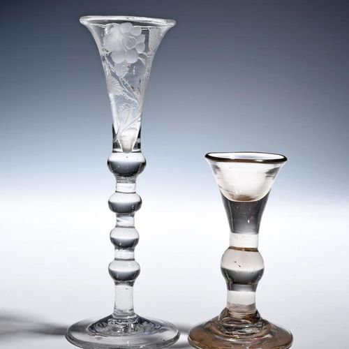 Null 一个约1750年的荷兰雅各布派的杜松子酒杯，细长的碗上刻有玫瑰和花蕾的图案，凸起在一个多节的柄上，还有一个小的苏打杜松子酒杯，在一个有节的柄上有抽出的&hellip;