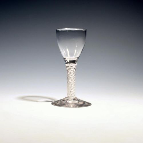 Null 约1760年的小型彩色扭结酒杯，圆漏斗碗在三层不透明的扭结茎上凸起，围着一个深灰色的核心，在一个圆锥形的底上，底有小缺口，12厘米。