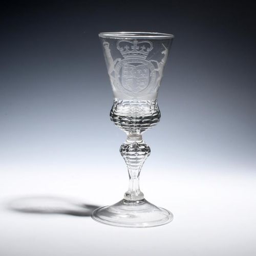 Null 一个萨克森荷兰雕刻的玻璃高脚杯，约1740年，碗上刻有英国乔治二世的武器，碗底和倒吊杆上都有切割，在一个折叠的圆锥形底上，22.8厘米。