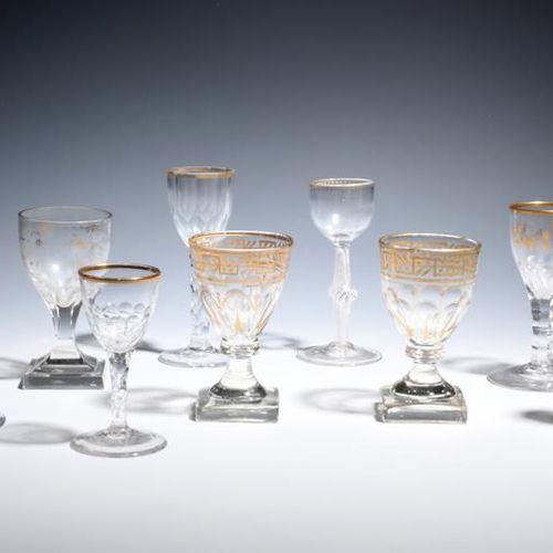 Null 九个小葡萄酒和利口酒的镀金玻璃杯，18世纪末/19世纪初，包括一对葡萄酒，有镀金的正式边框，在方形底座上，另一个在方形底座上，一个有树下人物的小刻面玻&hellip;
