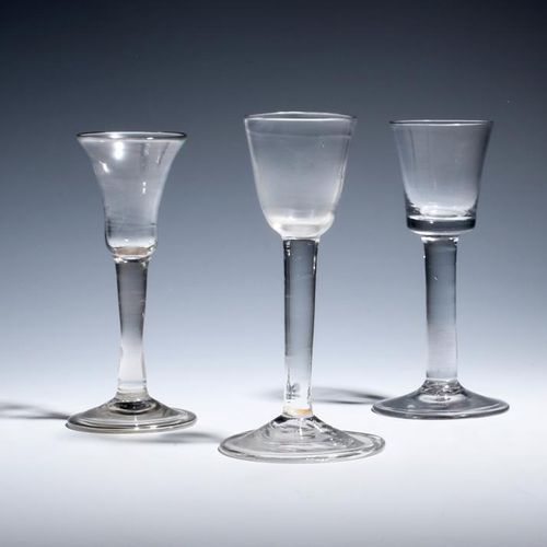 Null 一个杜松子酒杯和两个小酒杯，约1730-40，杜松子酒杯有一个钟形碗，上面有一个折脚，酒杯有圆形的漏斗和桶形碗，都在普通的杯柄上凸起，最大14.8厘米&hellip;
