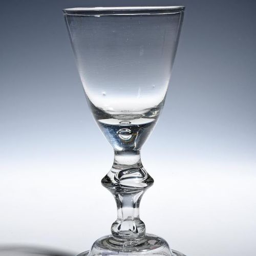 Null 一个不寻常的巴斯特高脚杯，约1700年，可能是大陆的，宽大的碗有一个坚实的底座，包围着一个空气珠，在一个空心的巴斯特茎上升起，中央有叶片和基座的节，在&hellip;