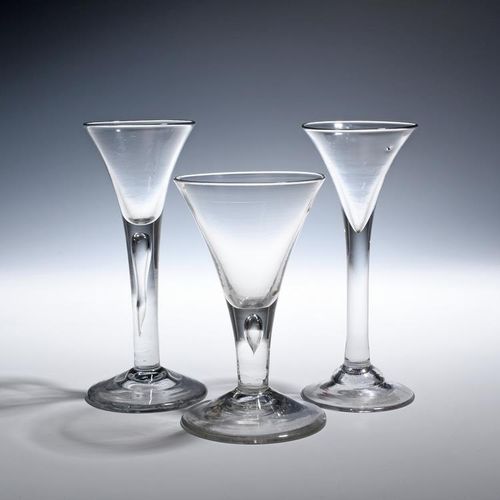 Null 三只酒杯，约1750-60年，普通的杯柄上有拉出的喇叭口，两只围着长长的裂口，最后一只在一个圆拱形的底上，最大17.1厘米。(3)