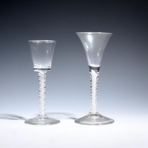 Null 两只酒杯，约1760年，一只有一个抽出的喇叭形碗，另一只有一个水桶形碗，都在双系列不透明的扭曲柄上，最大16.5厘米。(2)
