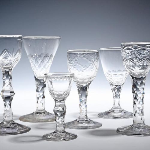 Null 六个酒杯，约1760-90，碗上切割有不同的设计，刻面和抛光的椭圆，凸起在直的和有节的刻面茎上，最大14.3厘米。(6) 一个杯子上有帕金顿收藏的纸质&hellip;