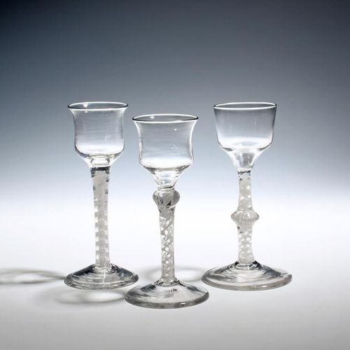 Null Trois petits verres à vin vers 1760, l'un avec un bol ogee sur une tige tor&hellip;