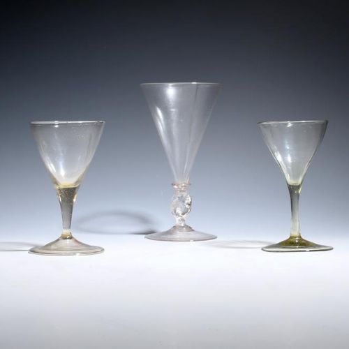 Null Ein Weinglas der Façon de Venise, Mitte des 18. Jahrhunderts, von blasslila&hellip;