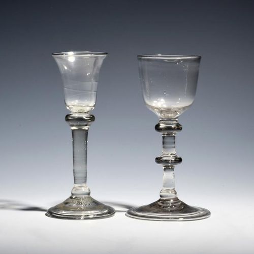 Null 两只小酒杯，约1730年，一只有椭圆形的碗，上面有两个刀节的柄，另一只是带小钟形碗的杜松子酒杯，两只都有折叠的脚，最大13.6厘米。(2)