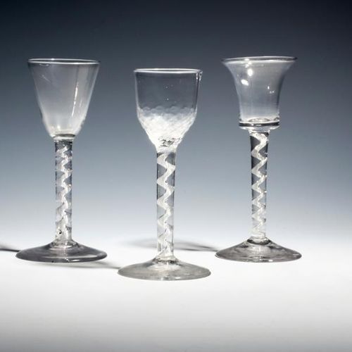 Null 三只小酒杯，约1760年，有圆形漏斗，钟形和锤形碗，都在锥形脚上方的缆绳气旋柄上，锤形碗杯的脚下后来轻刻着 "Dorothea Sayer "的名字，&hellip;