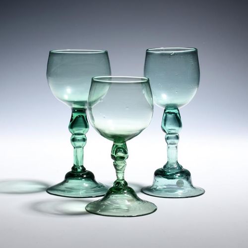 Null 三只出口的绿色酒杯，约1760年，杯碗都是淡色的，在空心吹制的杯柄上有圆拱形的脚，最大14.8厘米。(3)
