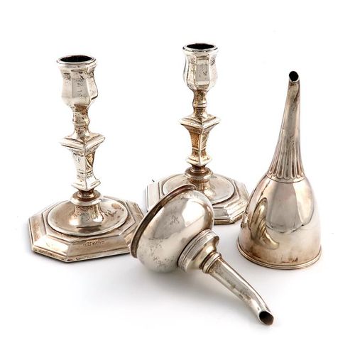 Null 一批混合的银制品，包括：一对维多利亚时代后期的银烛台，由Hawksworth, Eyre and Co.谢菲尔德1891年的一对晚期银烛台，方形柱子，&hellip;