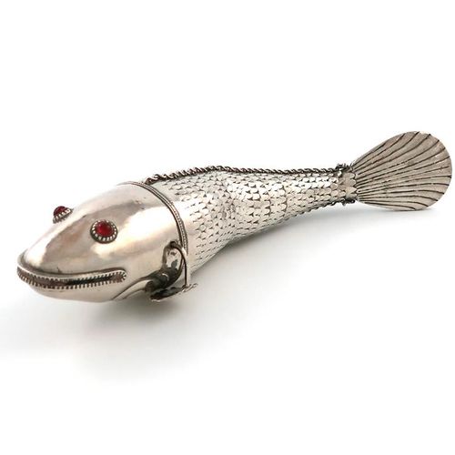 Null 印度金属器皿网纹鱼，无印记，头部有红眼，尾部有凹槽，缺少一个鳍，长23厘米。