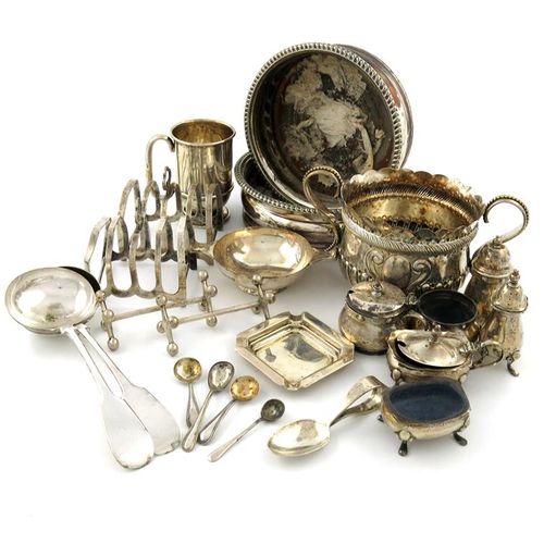 Null 一件混合的拍品，包括银制品：一个维多利亚晚期的双柄瓷器，由H. Atkins制作，Sheffield 1899，有凹槽装饰，一个洗礼杯，一对烤面包架，&hellip;