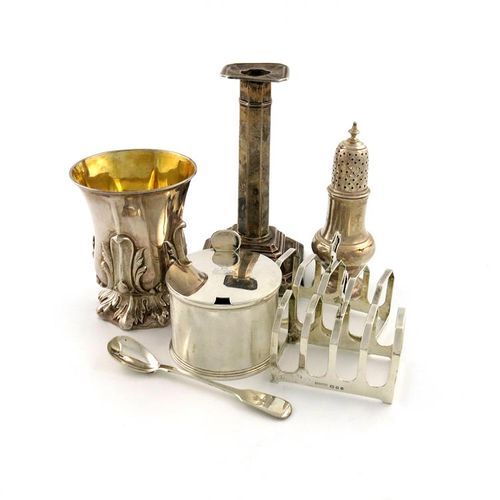 Null 一批混合的银制品，不同的日期和制造商，包括：一个乔治三世的脚轮，伦敦1764年，巴洛克形式，一个威廉四世的芥末罐，伦敦1829年，没有内衬，有一个勺子&hellip;