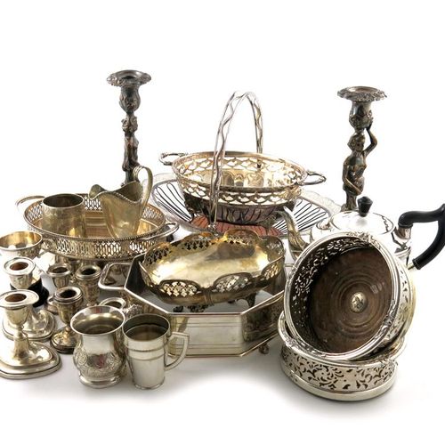 Null 一件混合拍卖品，包括银制品。一个椭圆形的盘子，伯明翰1911年，穿孔装饰，四条腿以爪子为终点，一个维多利亚时代的杯子，伦敦1893年，一对矮小的烛台，&hellip;