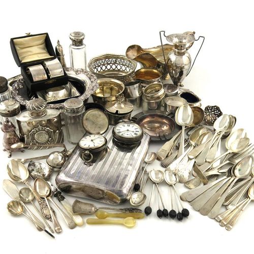 Null Un lote mixto, compuesto por objetos de plata: un posavasos moderno, de for&hellip;